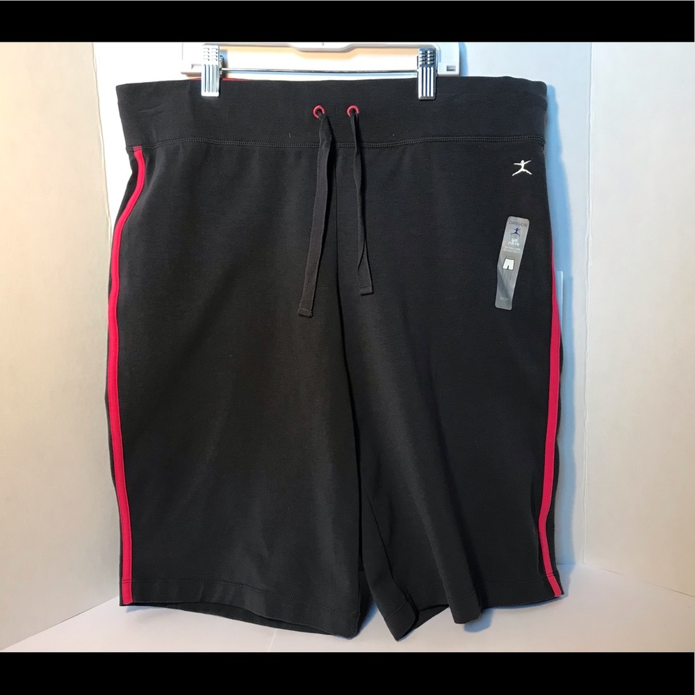 NWT Danskin Relaxed/Ample Leg Bermuda Short Size L